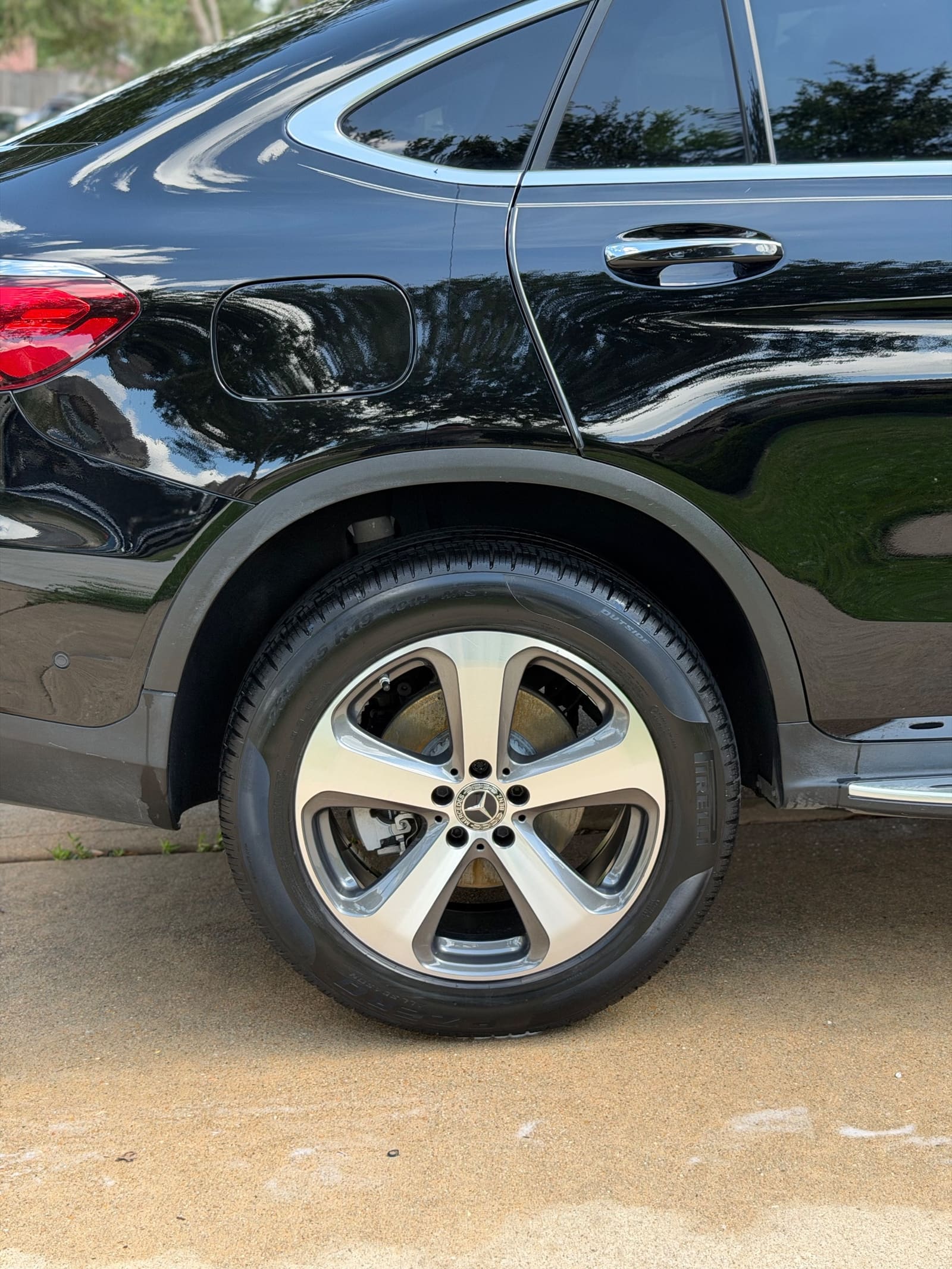 The same flank and wheel glossy after the detail